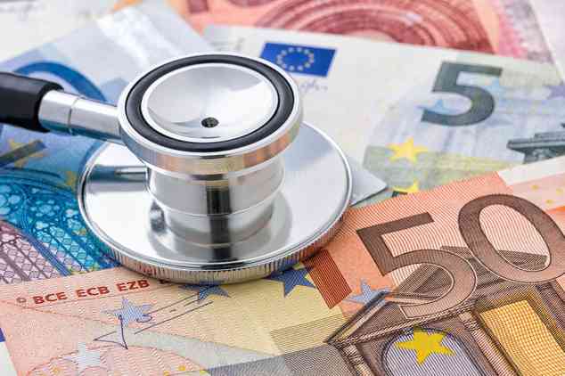 Stethoskop auf Bargeld liegend
