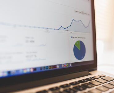 Laptop mit graphischer Darstellung